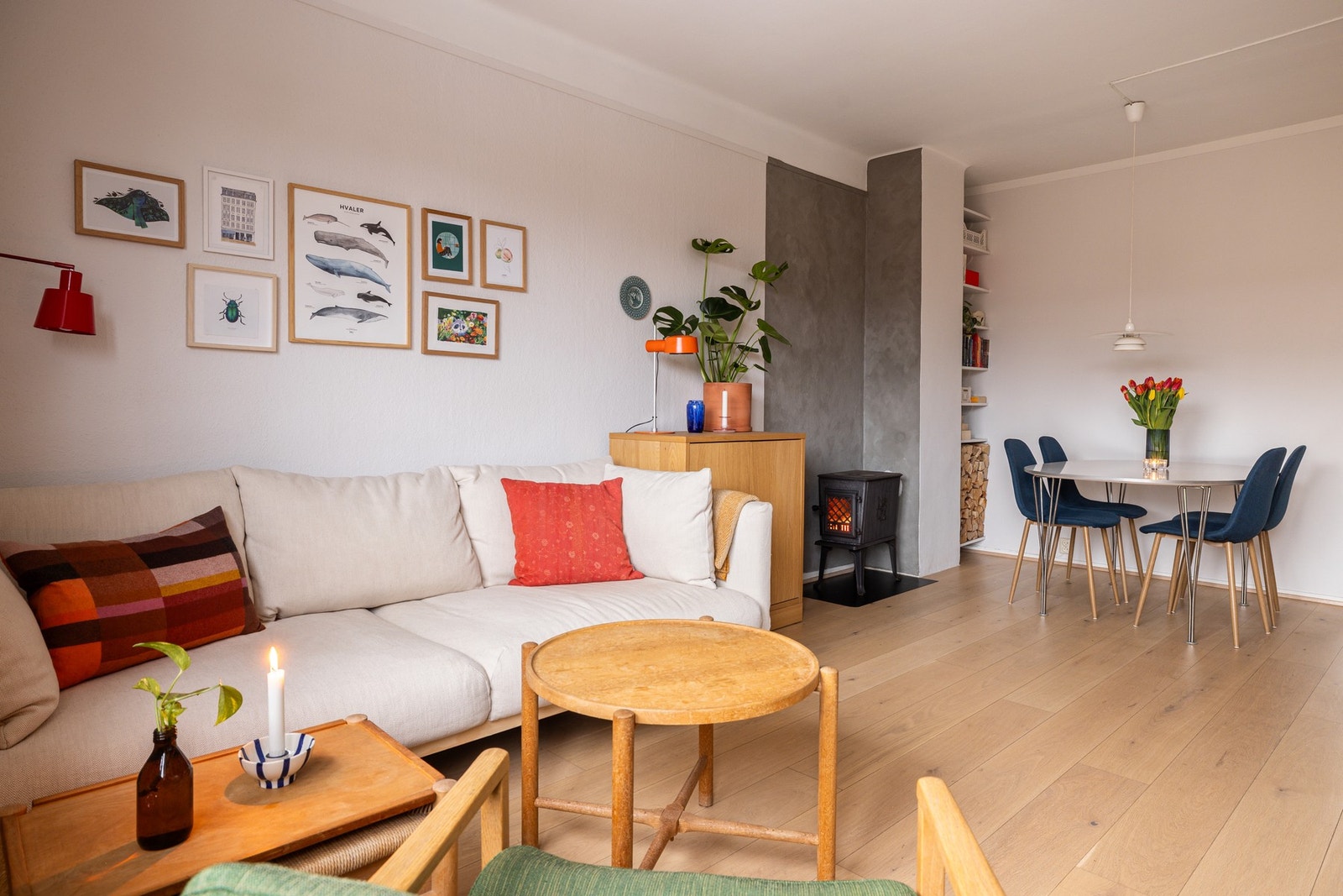 Stuen har en god størrelse og kan enkelt møbleres med både sittegruppe og spiseplass. Galleribilde