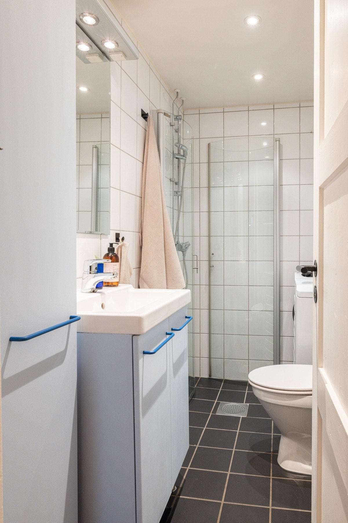 Badet har opplegg for vaskemaskin og det er varmekabler på gulvet. Galleribilde