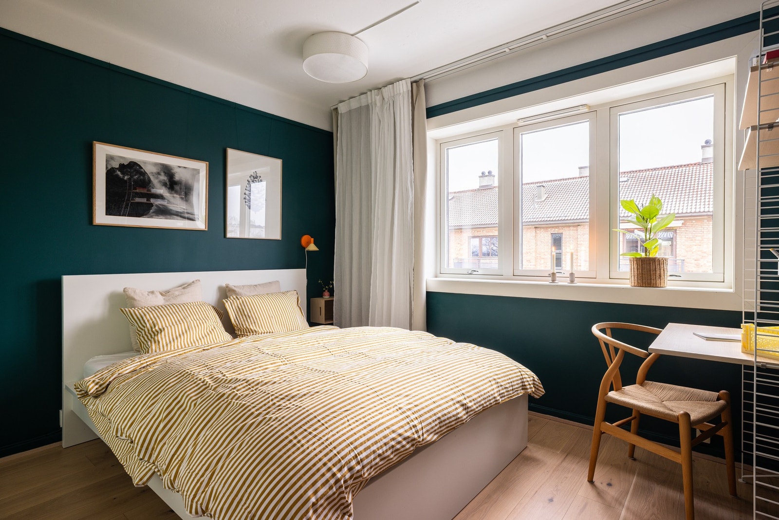 Soverommet er romslig med god plass til stor dobbeltseng i tillegg til hjemmekontor. Galleribilde