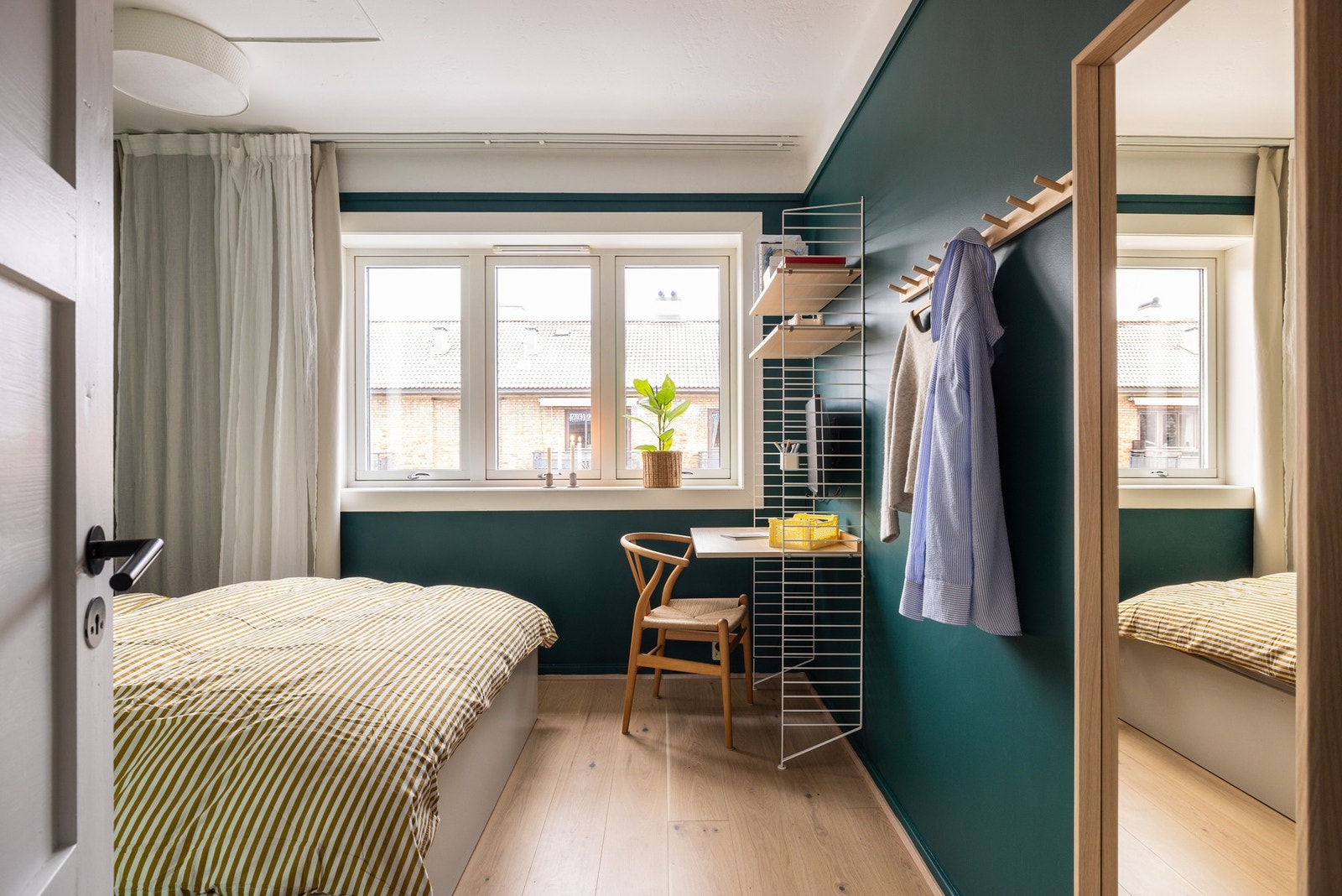 Fra stuen kommer man videre inn til leilighetens soverom. Galleribilde