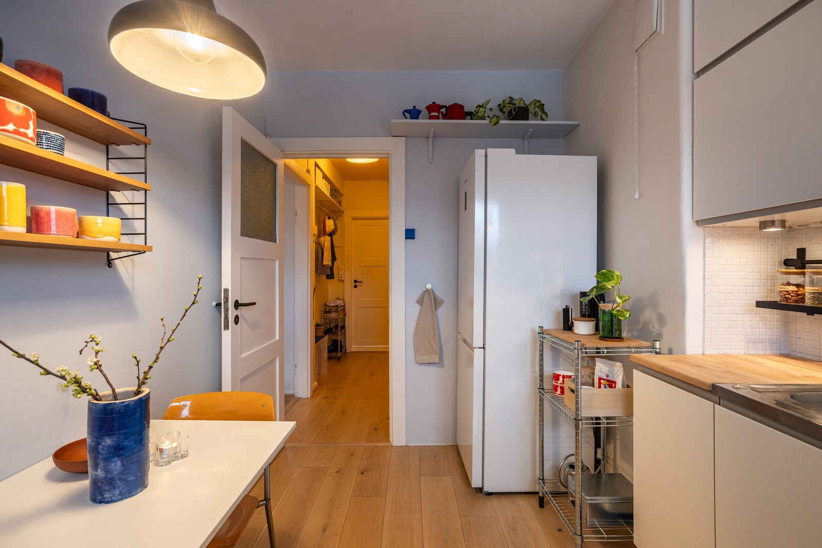 Kjøkkenet har også en god størrelse med plass for hyller og annen oppbevaring og/eller dekor. Galleribilde