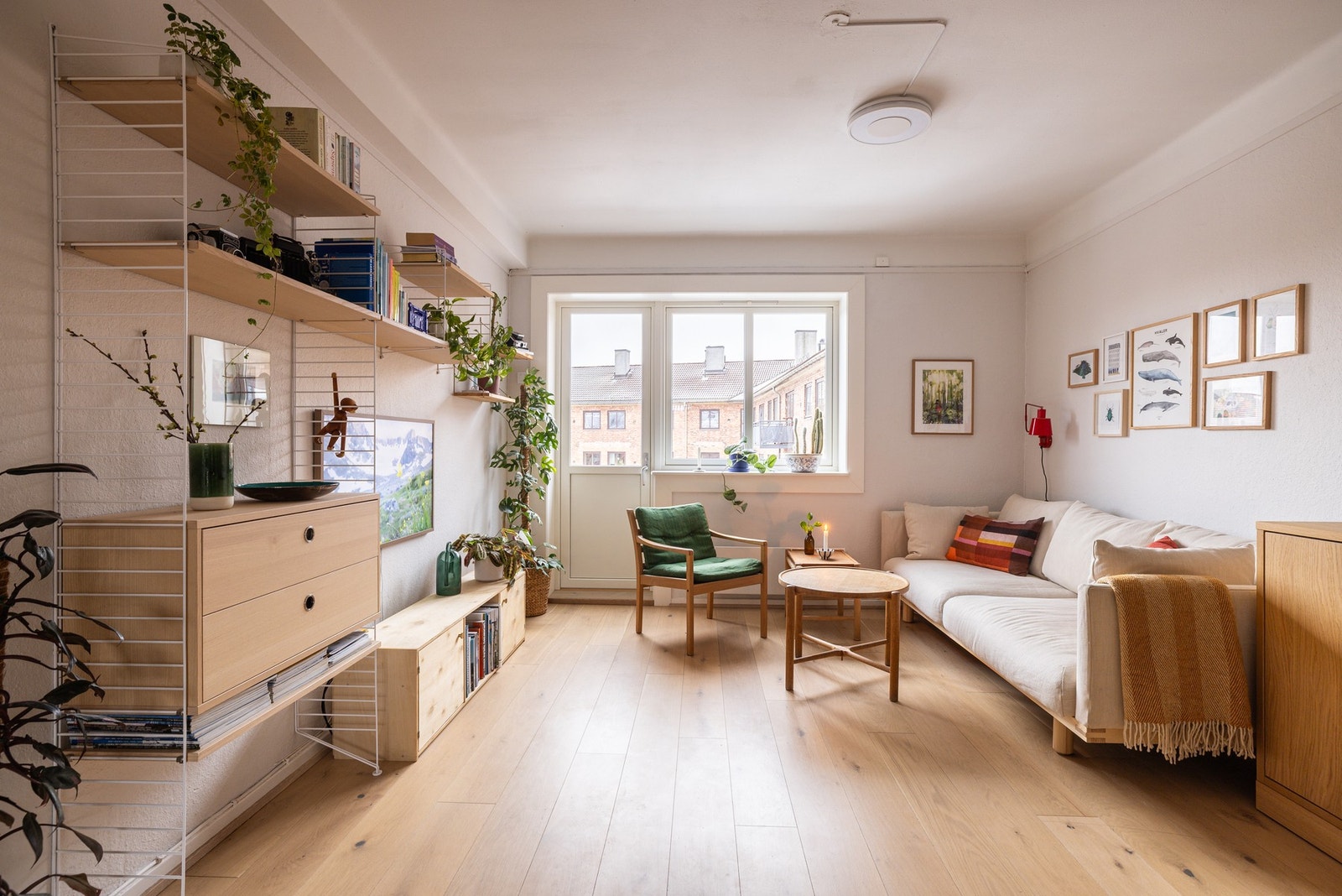 Leiligheten har en god intern beliggenhet i 4. etasje med gode lysforhold og fint utsyn mot koselig bakgård. Planløsningen er gjennomgående. Galleribilde