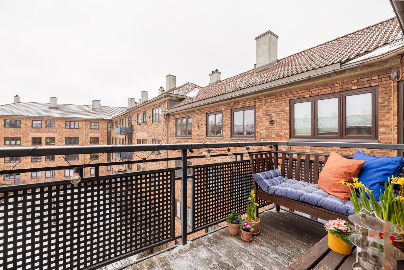 Den vestvendte balkongen er virkelig plassen å sitte om sommeren. Her har man solen store deler av dagen. Galleribilde