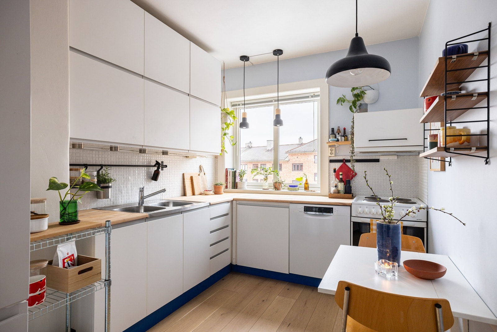 Sjarmerende og pent kjøkken med plass til spisebord. Galleribilde