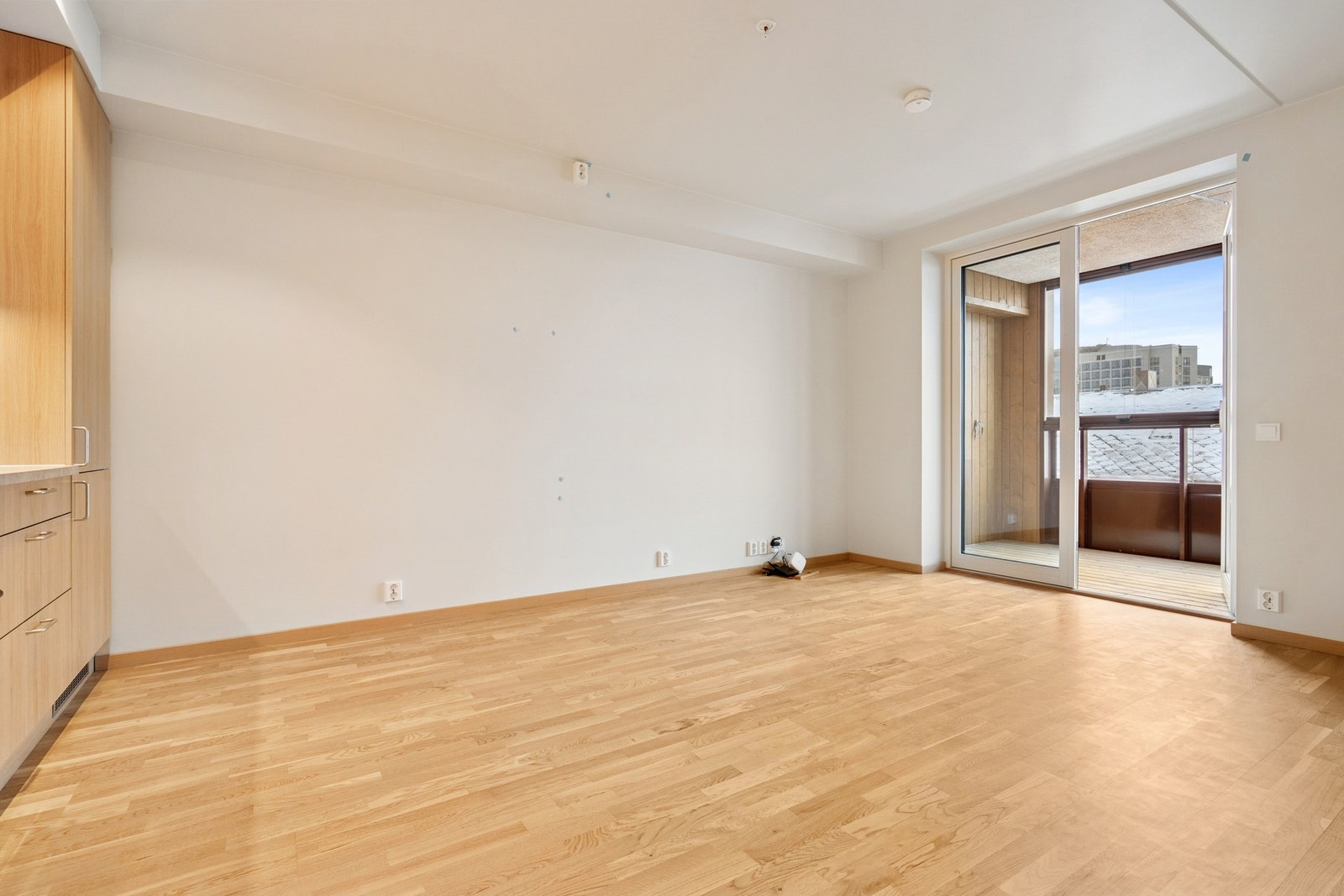 Boligen har høy standard og moderne løsninger som vannbåren gulvvarme og innglasset balkong på 9kvm. Galleribilde