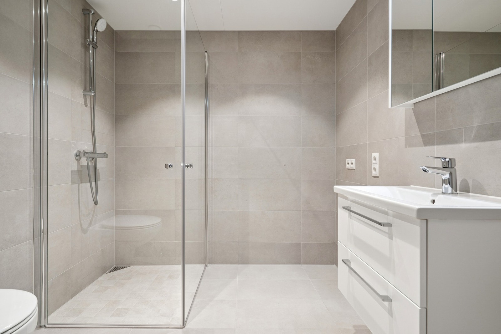 Flislagt bad med vannbåren gulvvarme og opplegg for vaskemaskin. Det er balansert ventilasjon. Galleribilde