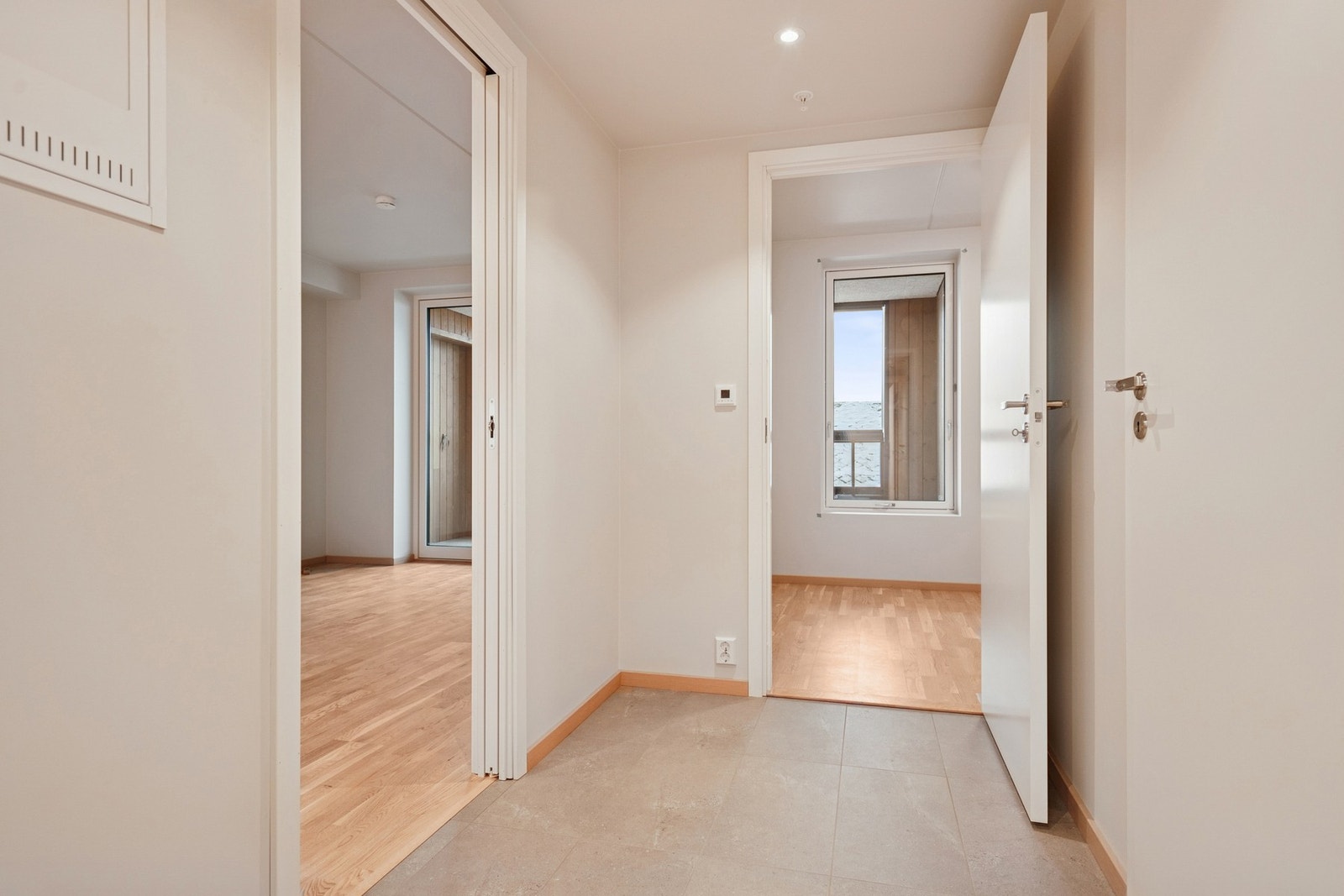 Entré med gulvvarme samt plass til jakkeoppheng/skohylle. Galleribilde