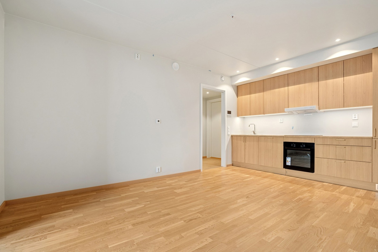 Lys og åpen stue/kjøkken løsning med store vindusflater som slipper inn rikelig med dagslys. Galleribilde