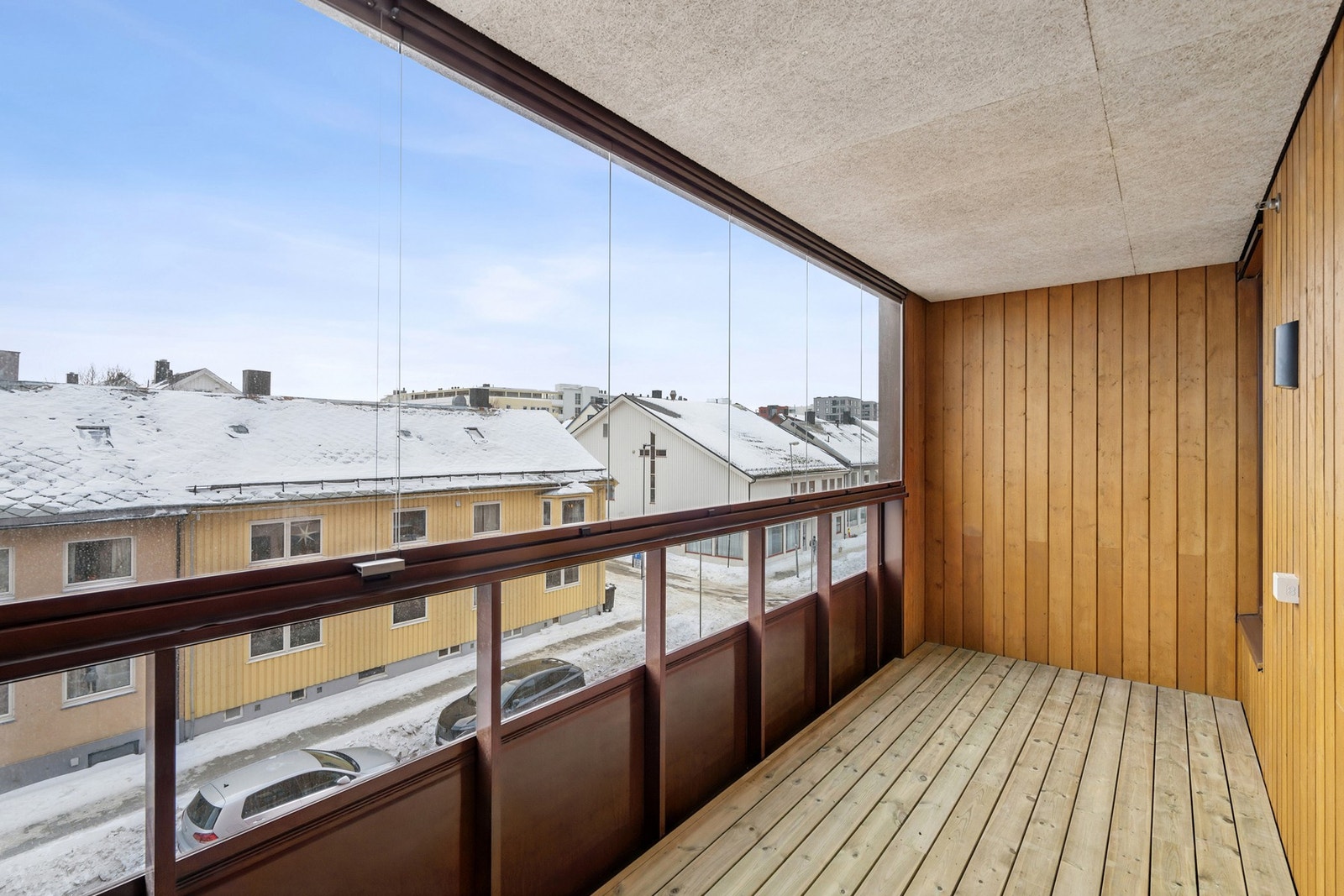 Utgang fra stua til en praktisk, innglasset balkong på 9kvm med gode solforhold. Galleribilde