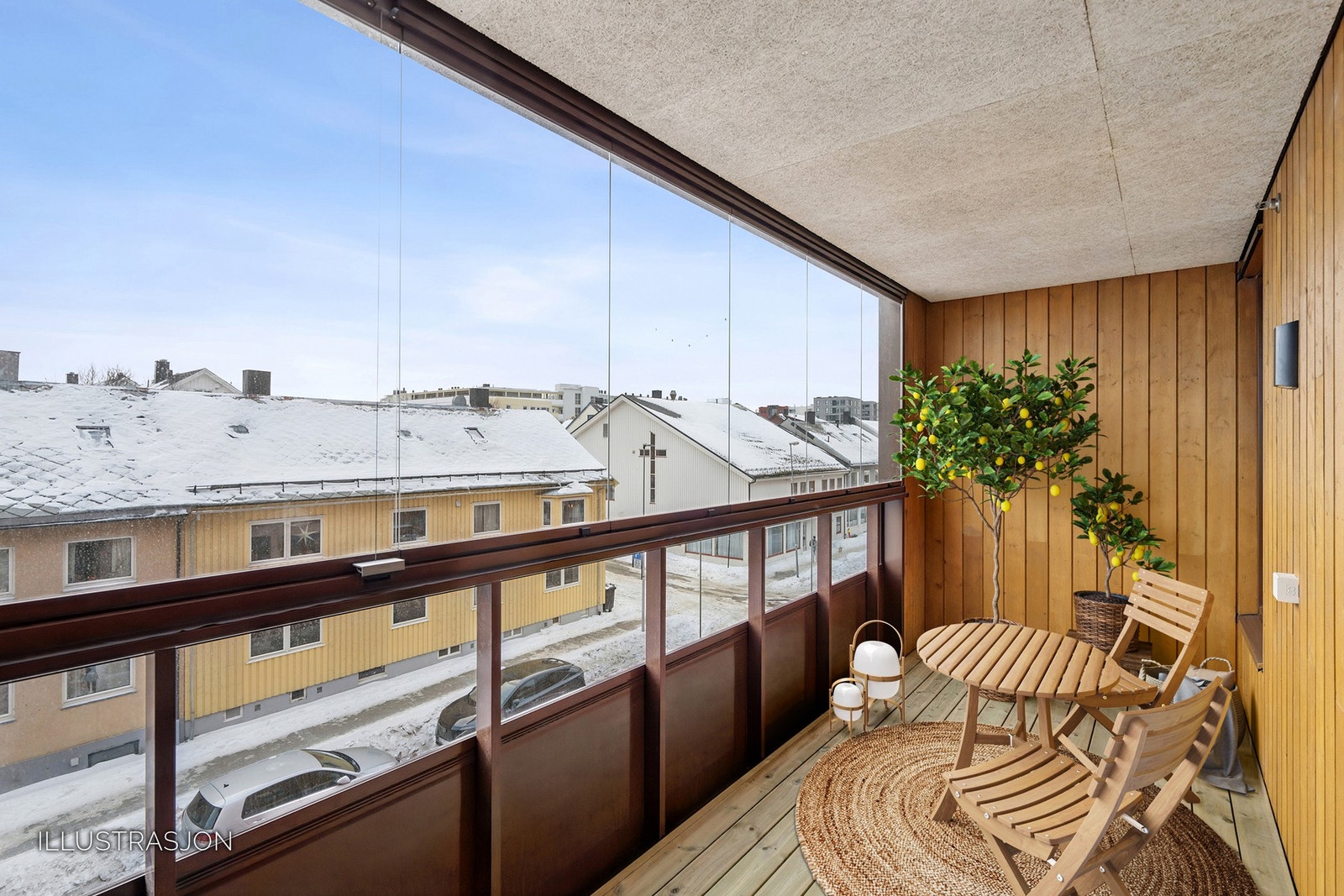 Innglasset balkong på 9 kvm med gode solforhold - i tillegg så har bygget felles takterrasse med praktfull utsikt! Galleribilde