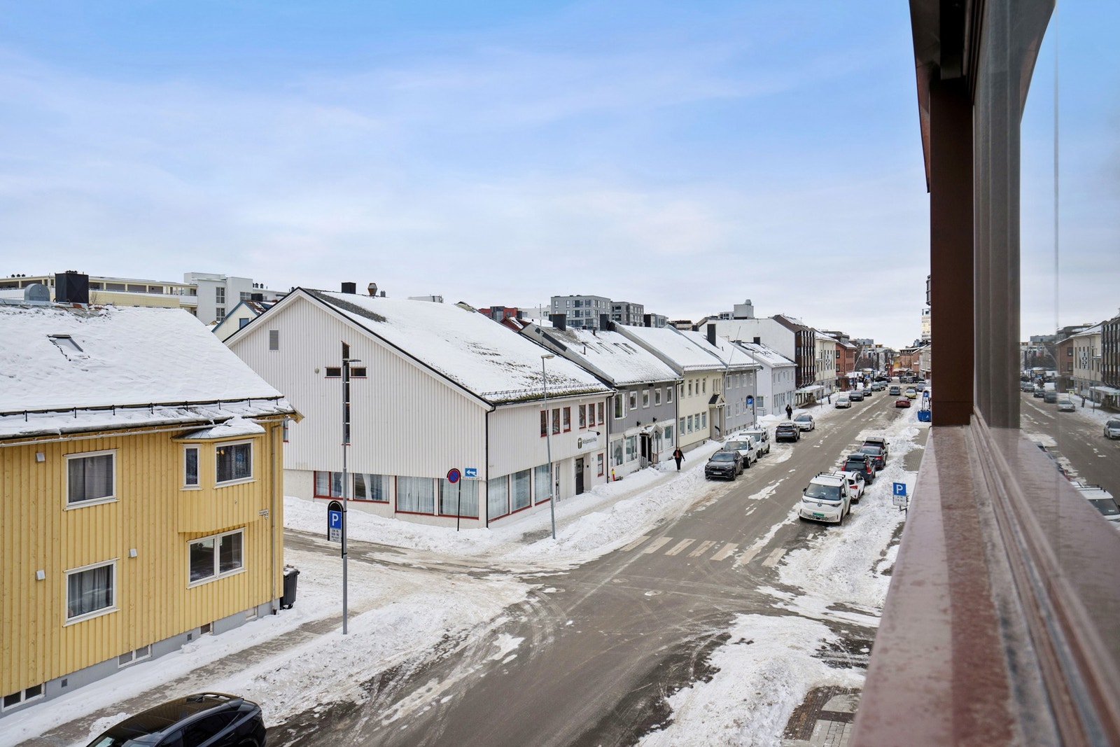 Det er mulighet for parkering i nærliggende gate mot gjeldende avgifter. Galleribilde