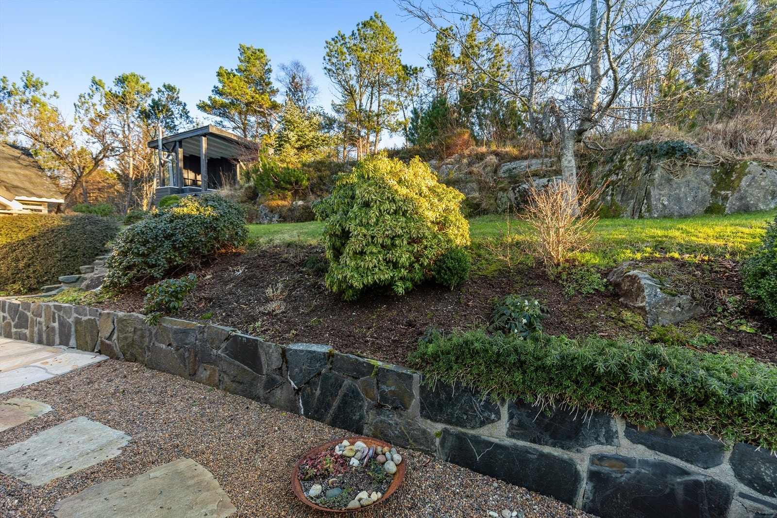 Flott beplanting og skiferdetaljer. Galleribilde