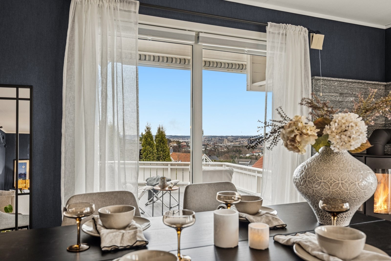 Utgang til terrasse fra stue med nydelig utsikt. Galleribilde