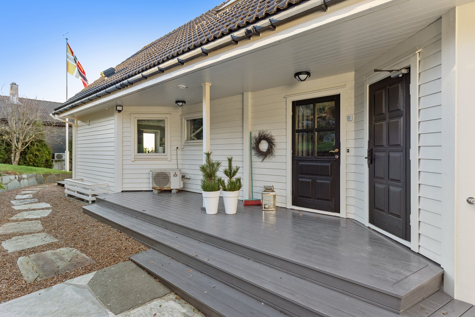 Flott overbygd inngangsparti. Usjenert mot øst. Galleribilde