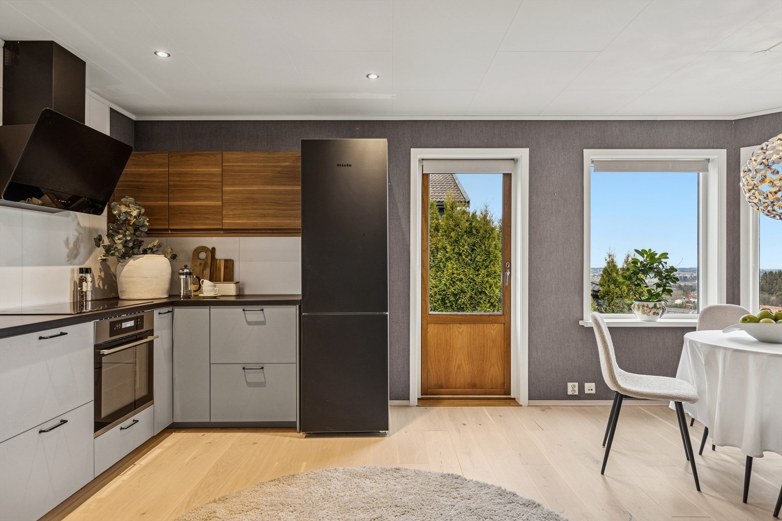 Direkte utgang til solrik terrasse fra kjøkken og spiseplass - herlig i sommerhalvåret. Galleribilde