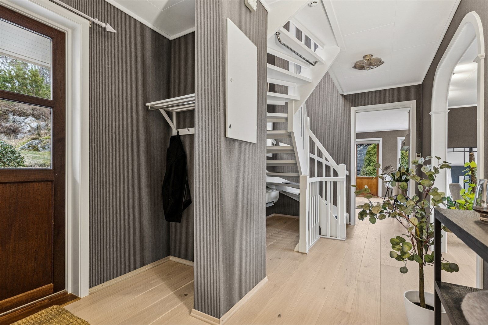 Hall med trapp opp til loftsetasje. Trappen ned er blendet, men kan åpnes ved behov/ønske. Galleribilde