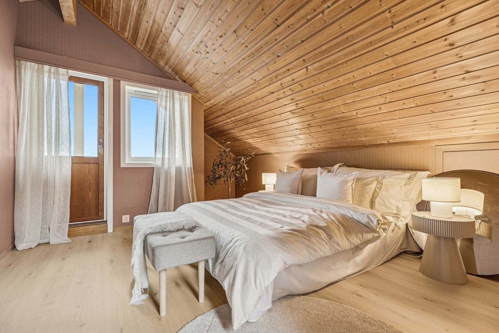 Soverom med utgang til lufte balkong. Galleribilde