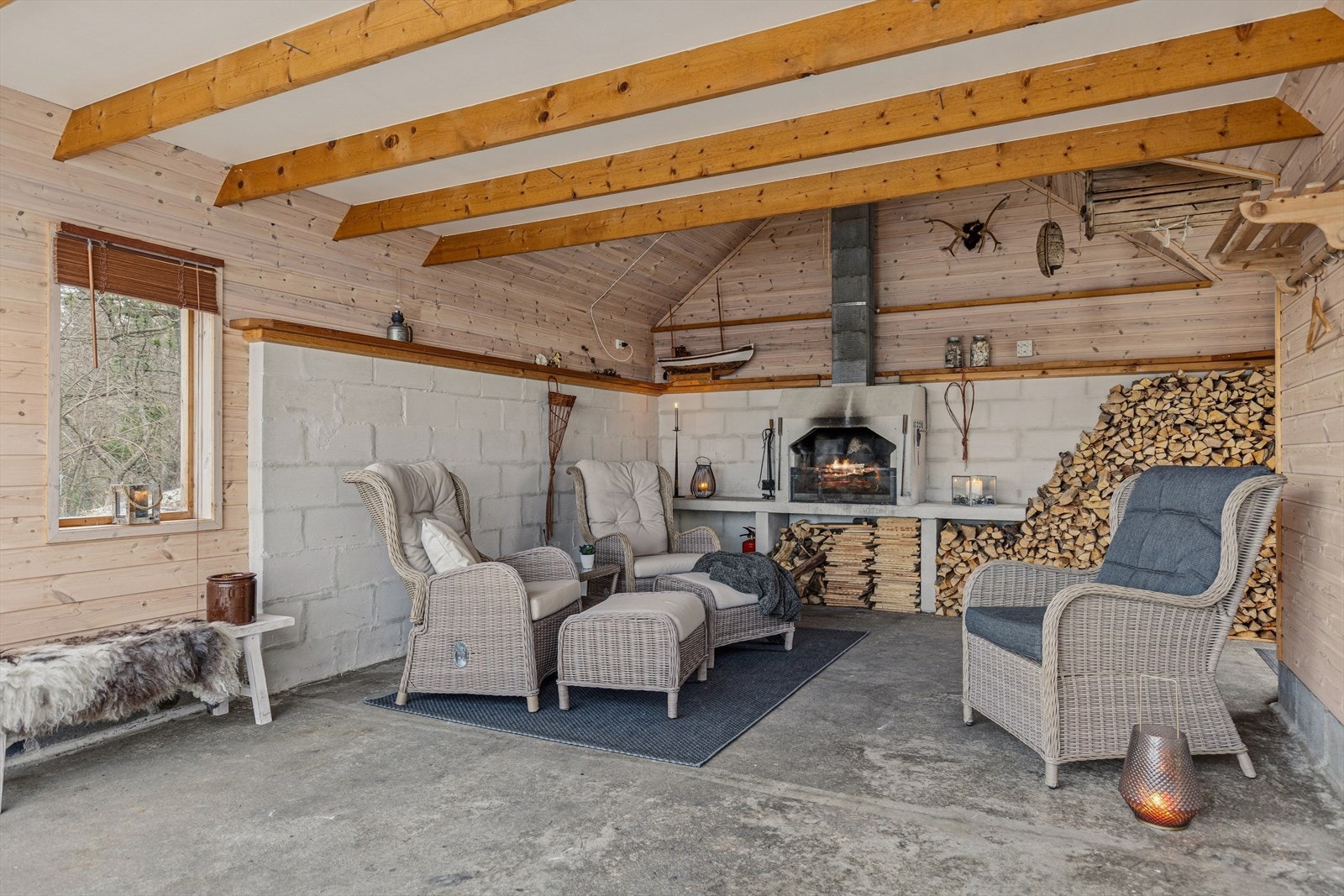 Hagestue over garasje. Galleribilde