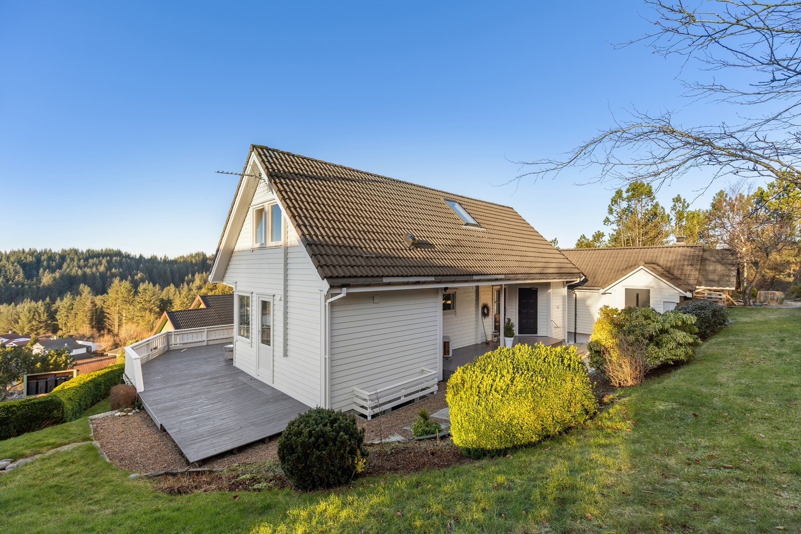 Stor opparbeidet tomt med god plass til lek og uteaktiviteter. Galleribilde