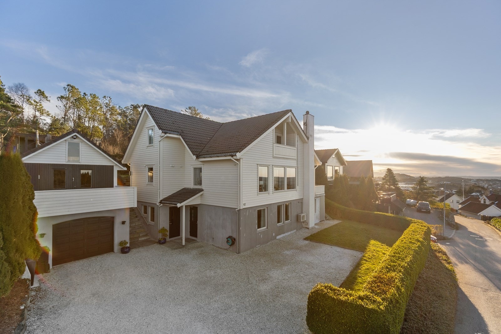 Boligen ligger høyt og fritt med privat, skjermet tomt som grenser til friareal. Galleribilde