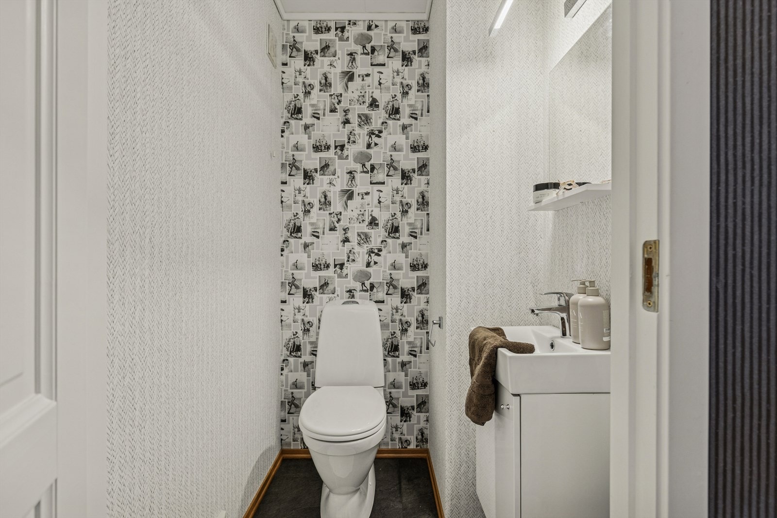 Baderom/toalettrom på hovedplan. Galleribilde