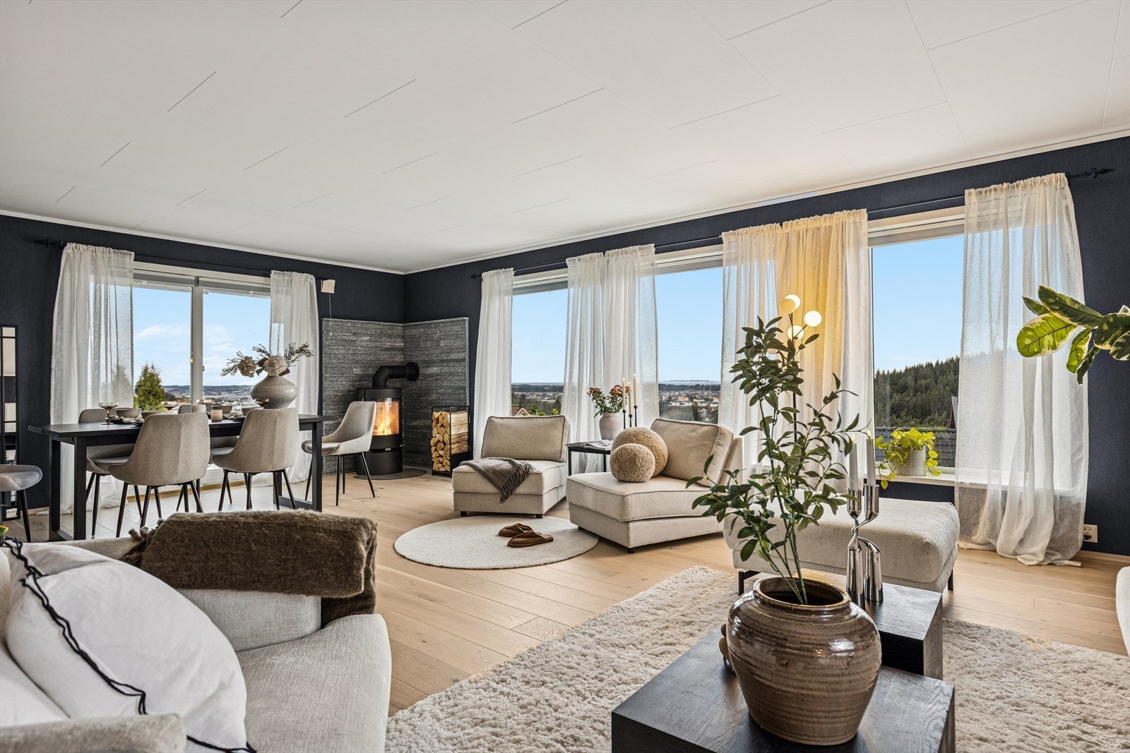 Stue med flott peisovn, utgang til terrasse og nydelig utsikt! Galleribilde