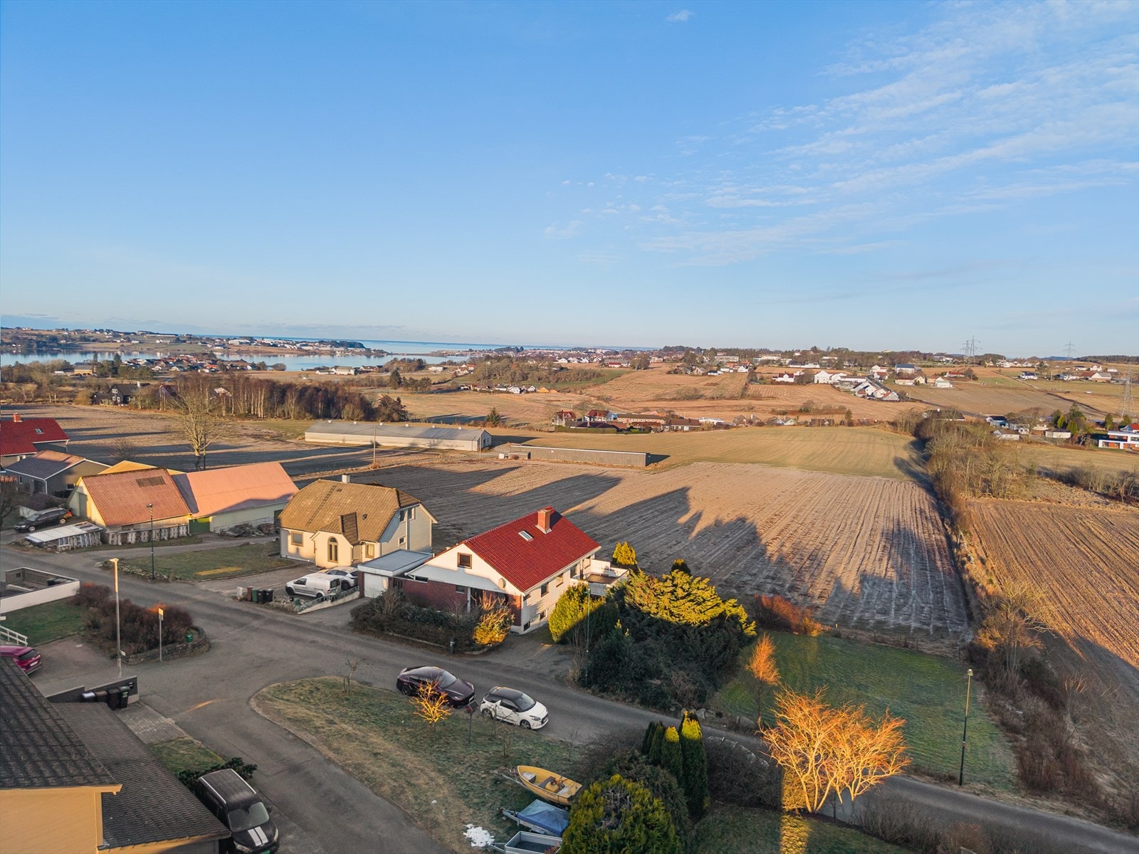 Eiendommen ligger fint til i etablert boligområde og med grenser til landbruksområde. Fin utsikt. Galleribilde