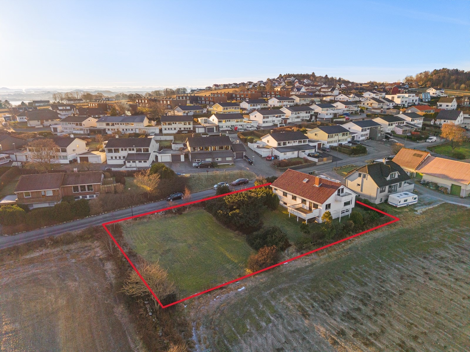 Velkommen til Madlastø 19 - En romslig, innholdsrik enebolig med stor tomt på hele 1255 m². Markerte tomtegrenser kan være unøyaktige. Se salgsoppgave for tomtekart. Galleribilde