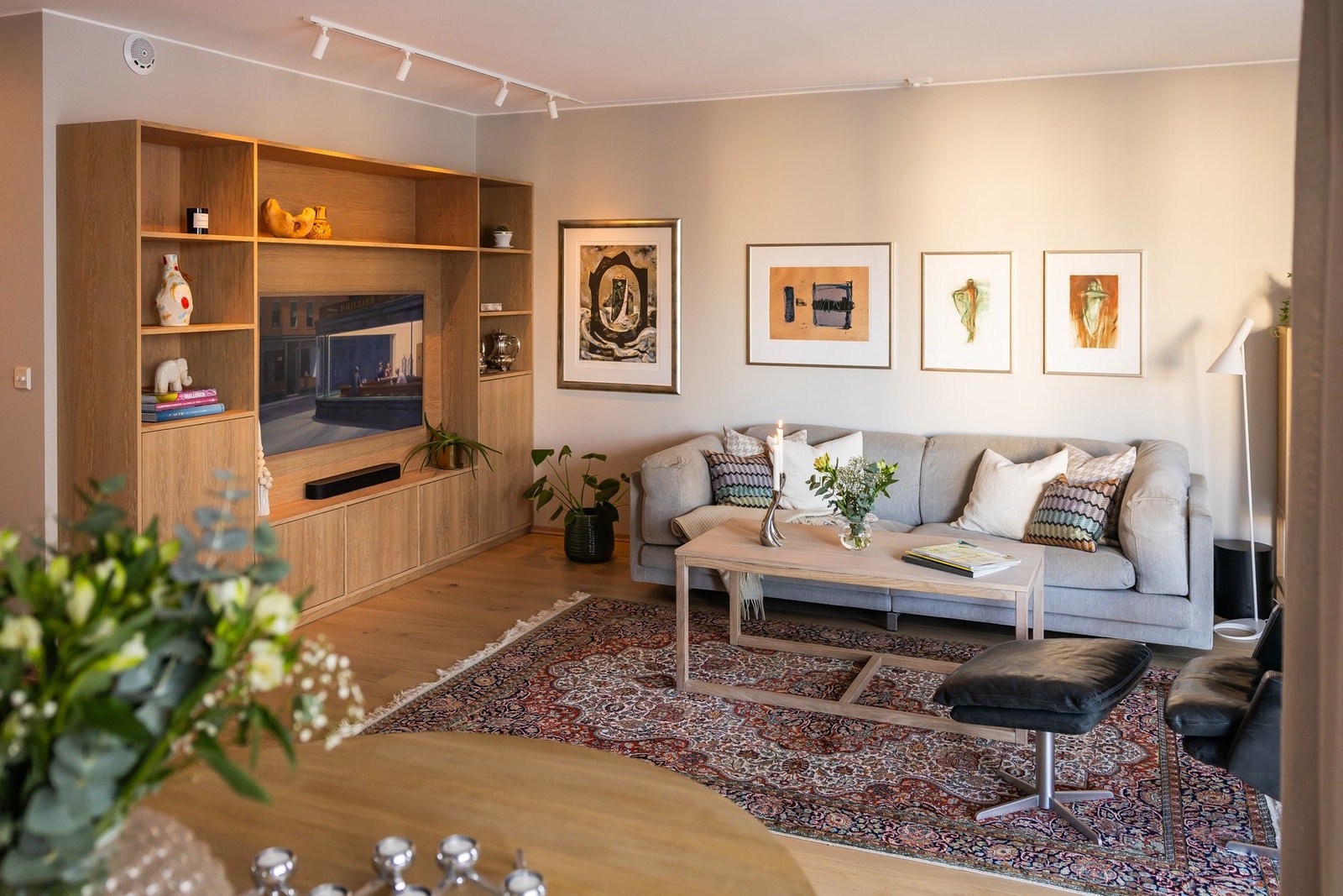 Balansert ventilasjonsanlegg og fjernvarme sørger for behagelig innetemperatur i leiligheten. Galleribilde