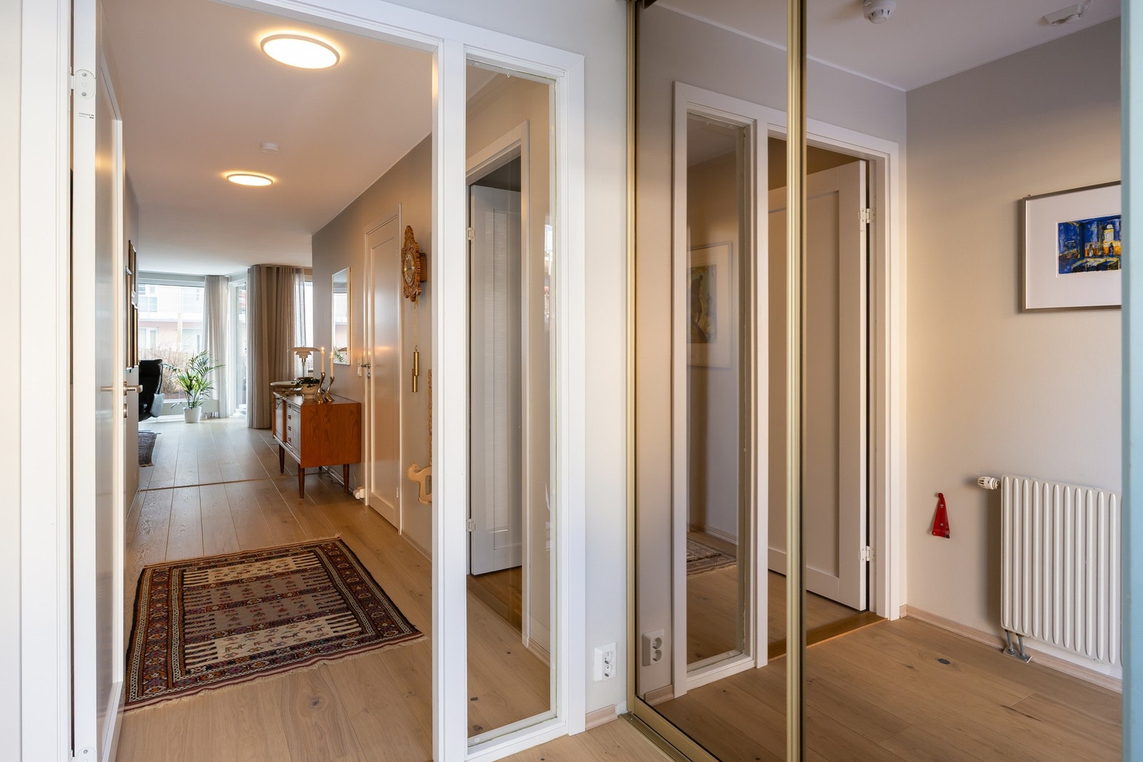 Inngangsparti med garderobeskap til oppbevaring. Galleribilde