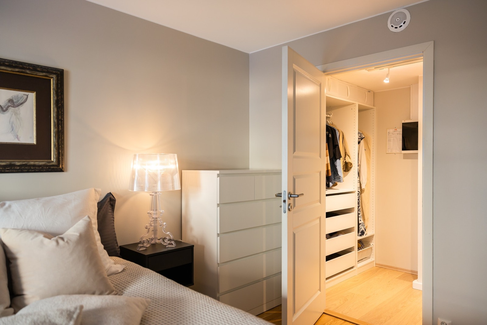 Rommet er innredet med tilgang til walk-in garderobe. Galleribilde