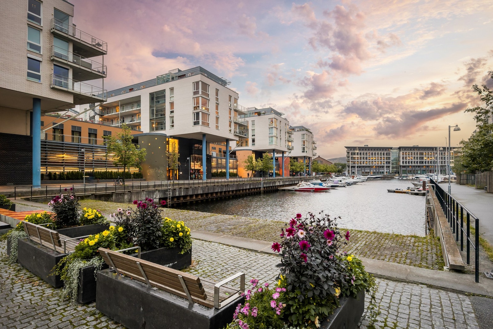 Umiddelbar nærhet til butikk, kollektiv transport og rekreasjonsmuligheter. Galleribilde
