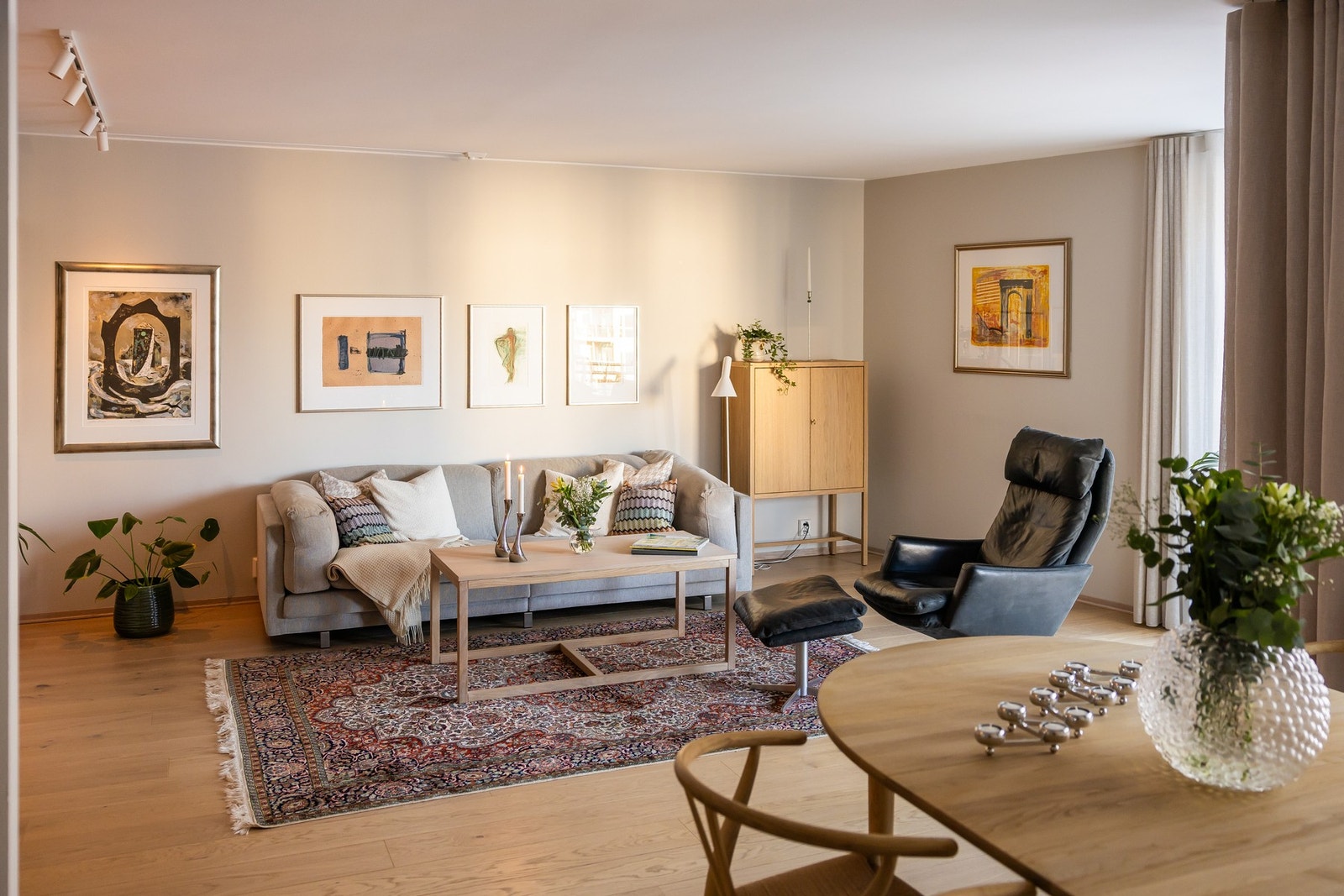 Det er lagt påkostet parkett fra Kährs i leiligheten. Galleribilde