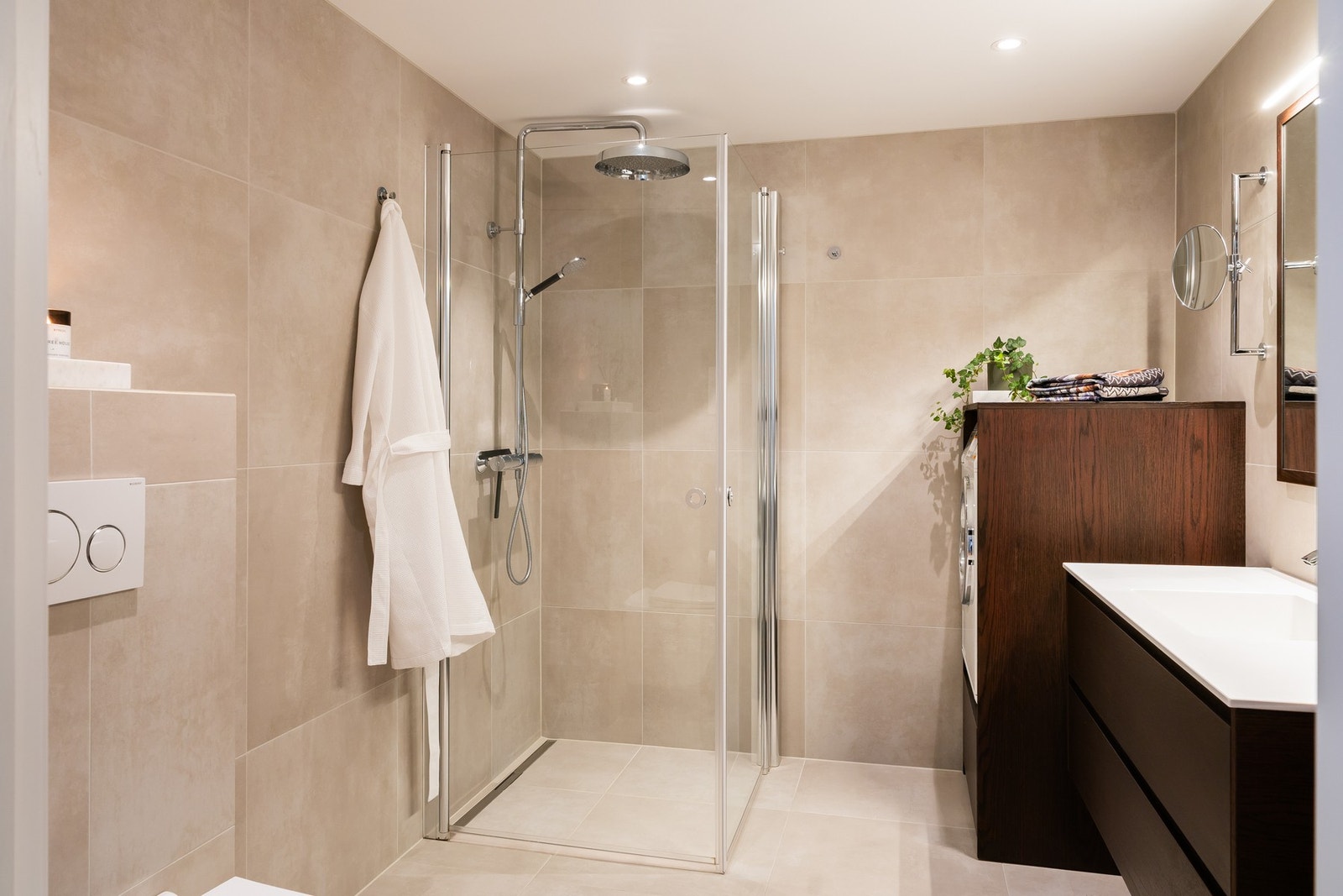 Nytt, moderne baderom fra oktober 2024
Elegant og funksjonelt baderom oppført i oktober 2024, med kvalitetsinnredning levert av Møbelsnekker Grøtte. Galleribilde