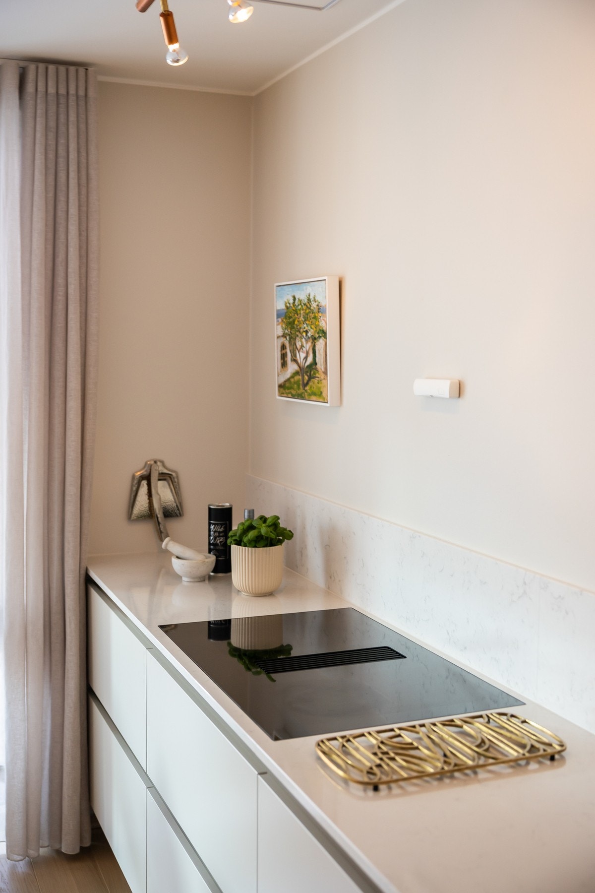 Steketopp med vifte fra Røros Hetta. Benkeplaten er fra Silestone i fargen Lagoon. Galleribilde