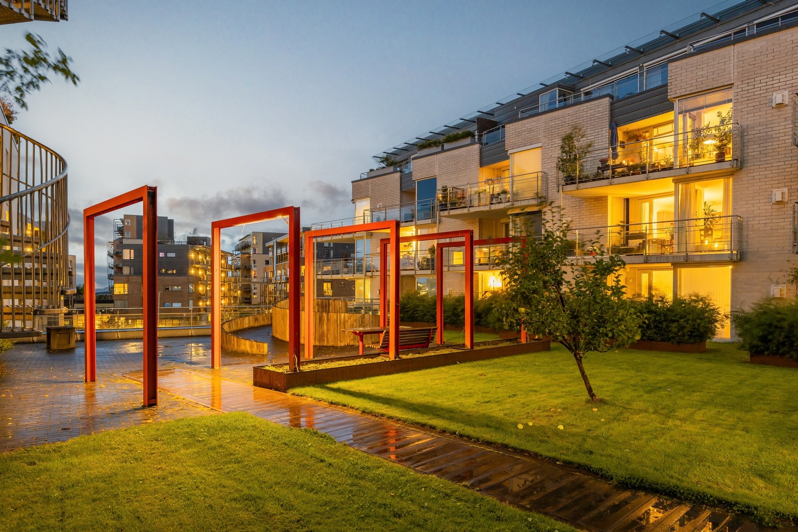 sameiet en felles takhage med plen, beplantning og sittegrupper for beboere. Galleribilde