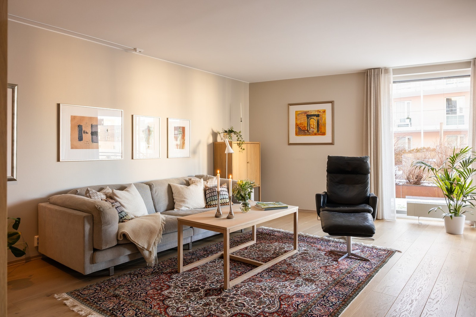 Stuearealet er oppmålt til 25 kvm. Store vindusflater fra gulv til tak gir gode lysforhold. Galleribilde