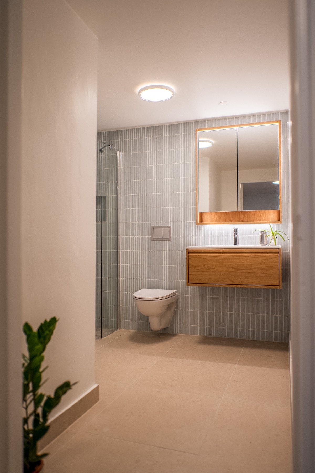 Legg merke til de lekre flisene i dusjsonen. Galleribilde