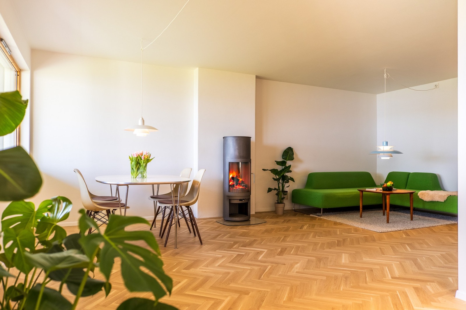 Den pene stuen har store vindusflater som slipper inn rikelig med naturlig lys. Galleribilde