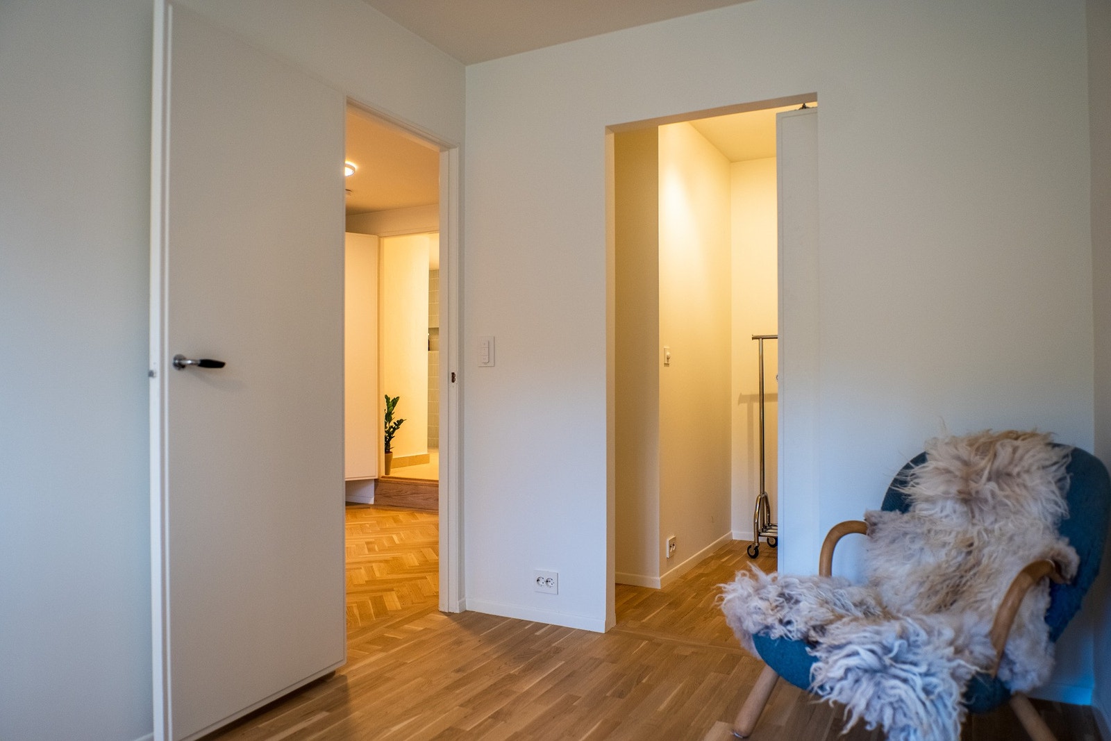 Soverommene vender ut mot byggets bakside med grøntområder og skog. Galleribilde