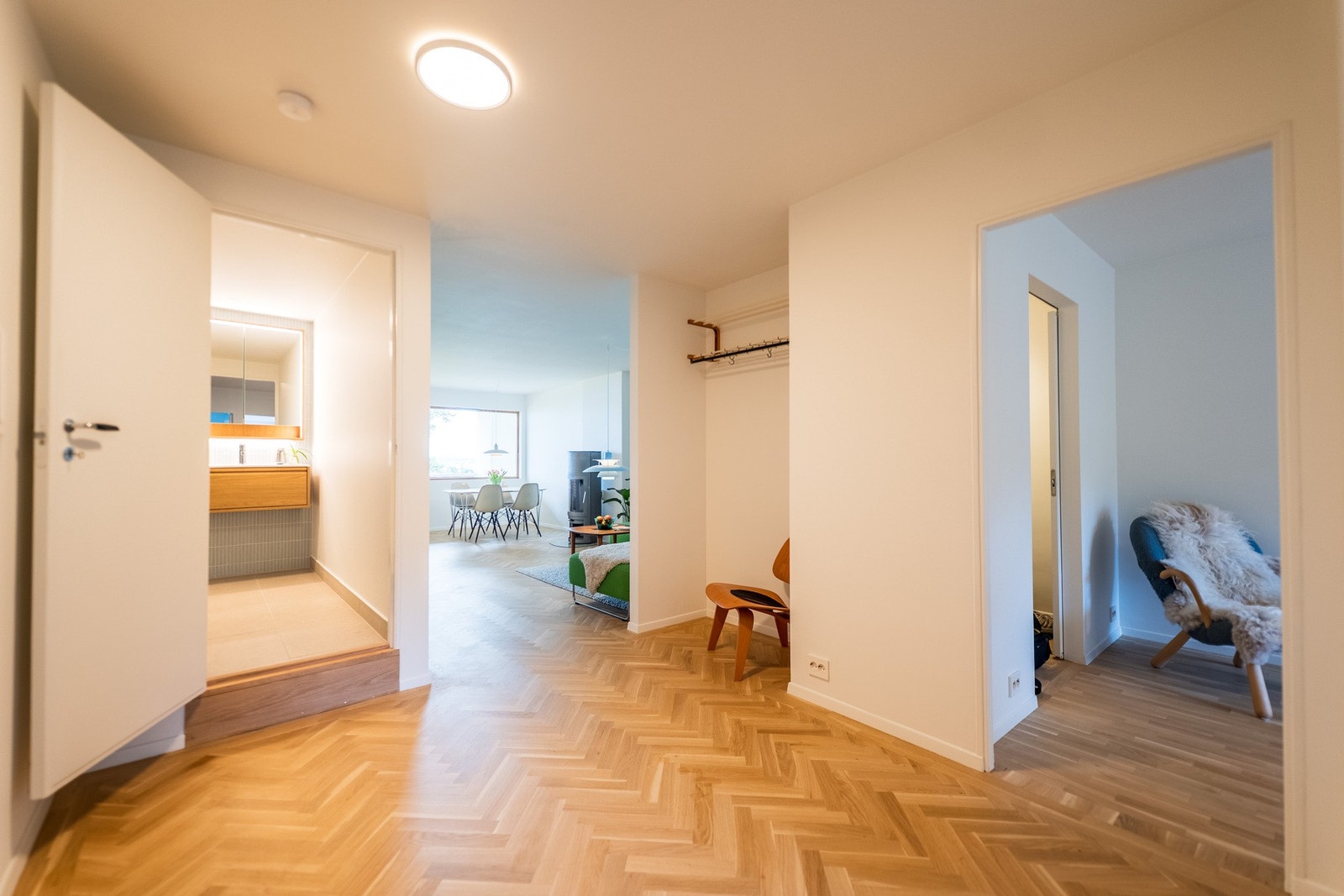 Gangen er stilren og praktisk, med flott gulv og lyse vegger og tak. Galleribilde