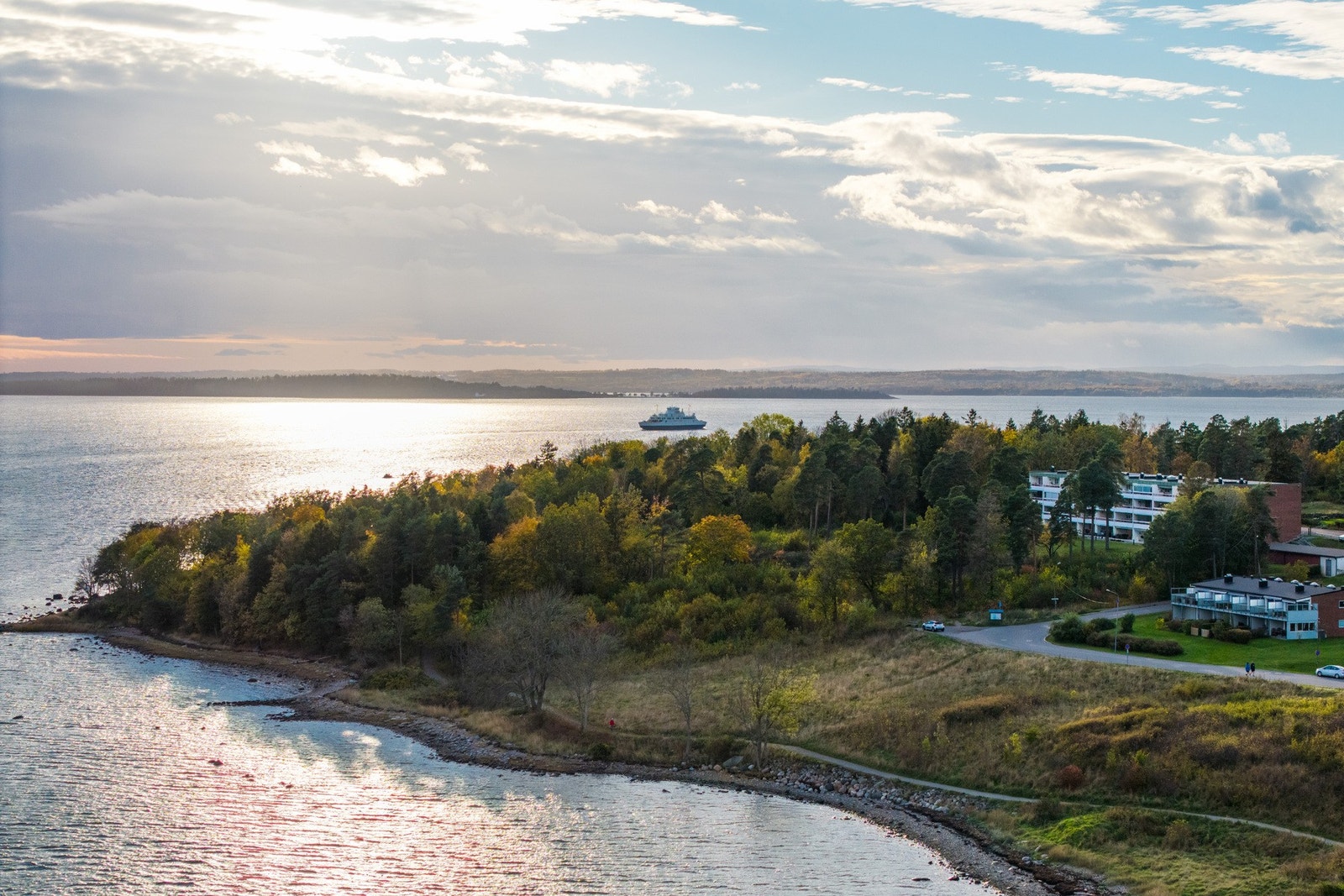 Rett nedenfor boligen finner du Søndre Jeløy landskapsvernområde, kjent for sitt vakre turterreng, mens skogen ligger like ovenfor. Galleribilde