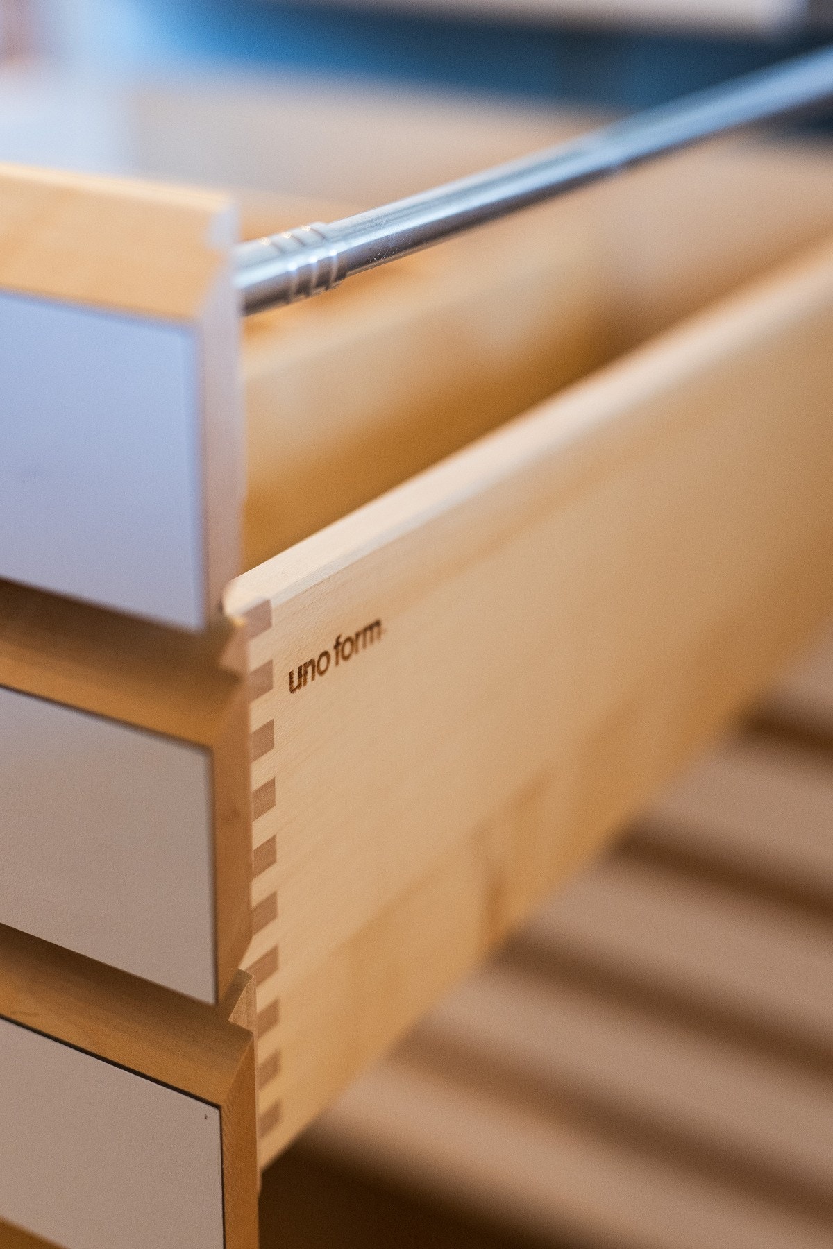 Leiligheten har flott terskelfri fiskebeinsparkett i eik og klassisk kjøkkeninnredning fra danske Uno Form. Galleribilde