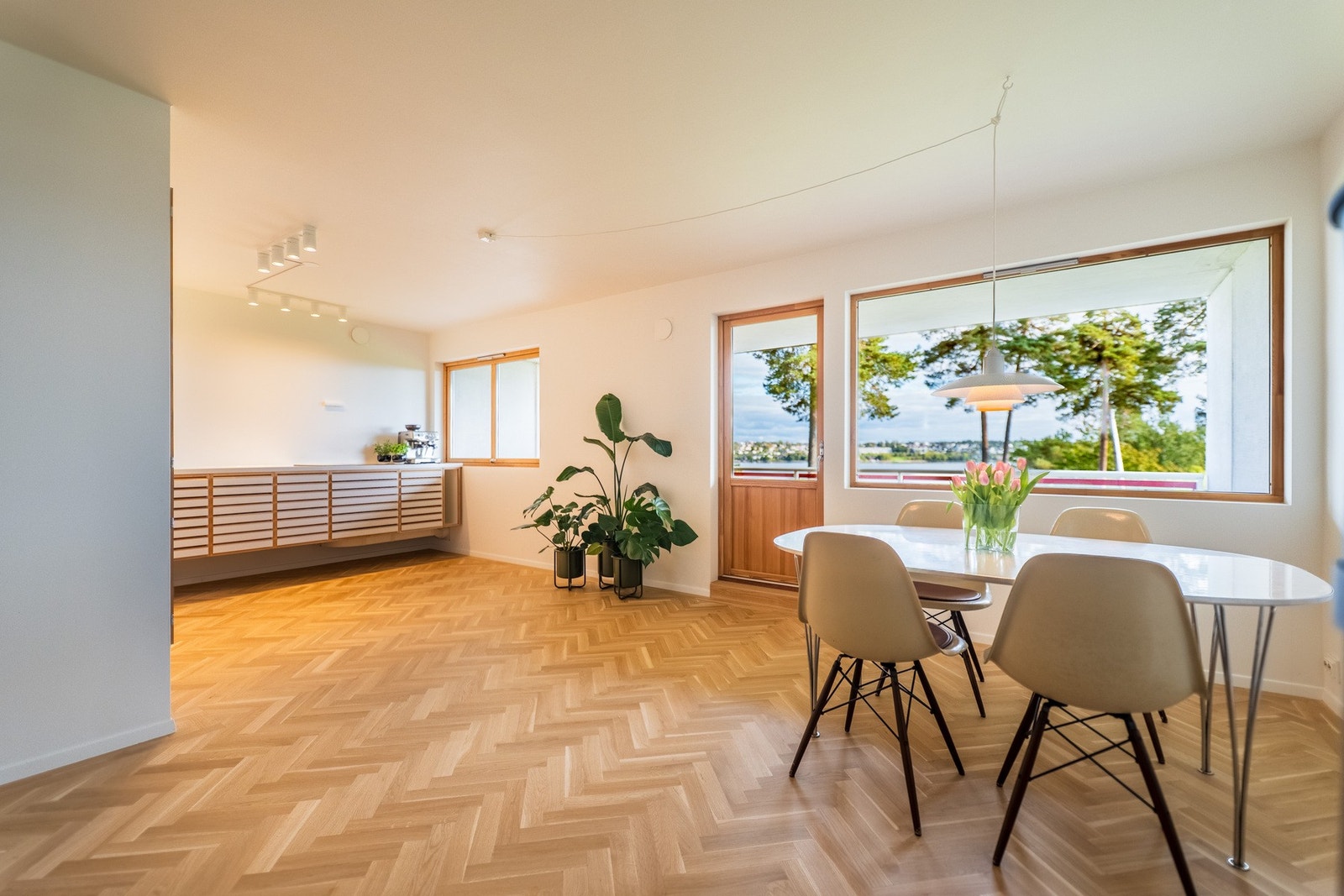 Fra stuen har man flott utsikt over fjorden, med mulighet til å følge Bastøfergens ferd mellom Moss og Horten. Galleribilde