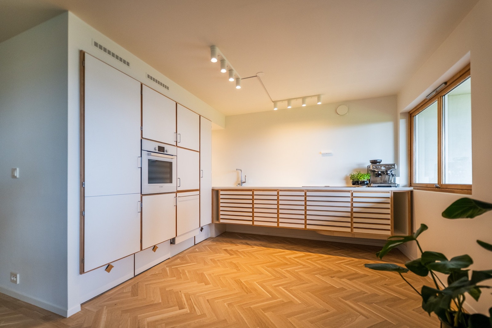 Innredningen har et stilrent preg som understreker boligens moderne kvaliteter. Galleribilde