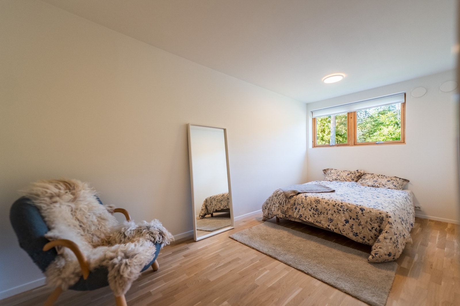 Leiligheten har tre soverom, alle i lyse og rolige farger. Galleribilde