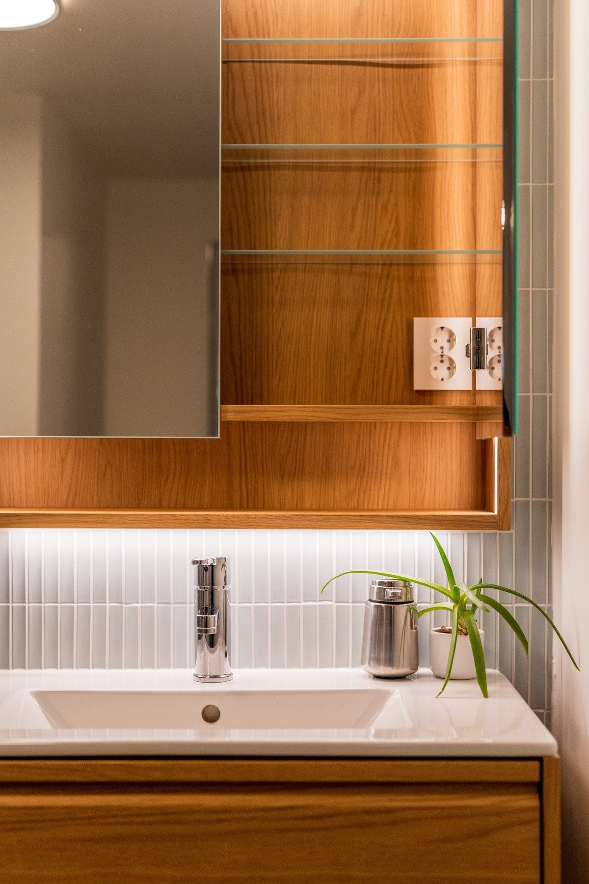 Rommet inneholder nedfelt servant, vegghengt toalett og dusjhjørne. Galleribilde