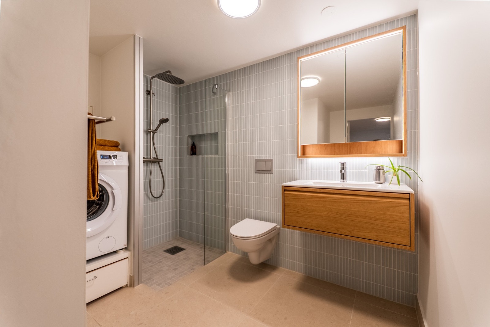 Praktisk nisje med opplegg for vaskemaskin i perfekt høyde og oppbevaring under. Vaskemaskinen følger salget. Galleribilde