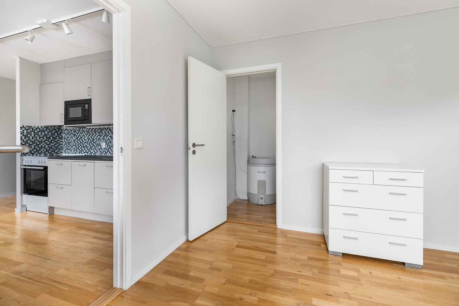 Leilighetens innvendige bod er tilknyttet soverommet. Her står varmtvannsbereder fra 2010, med automatisk vannstopper. Galleribilde