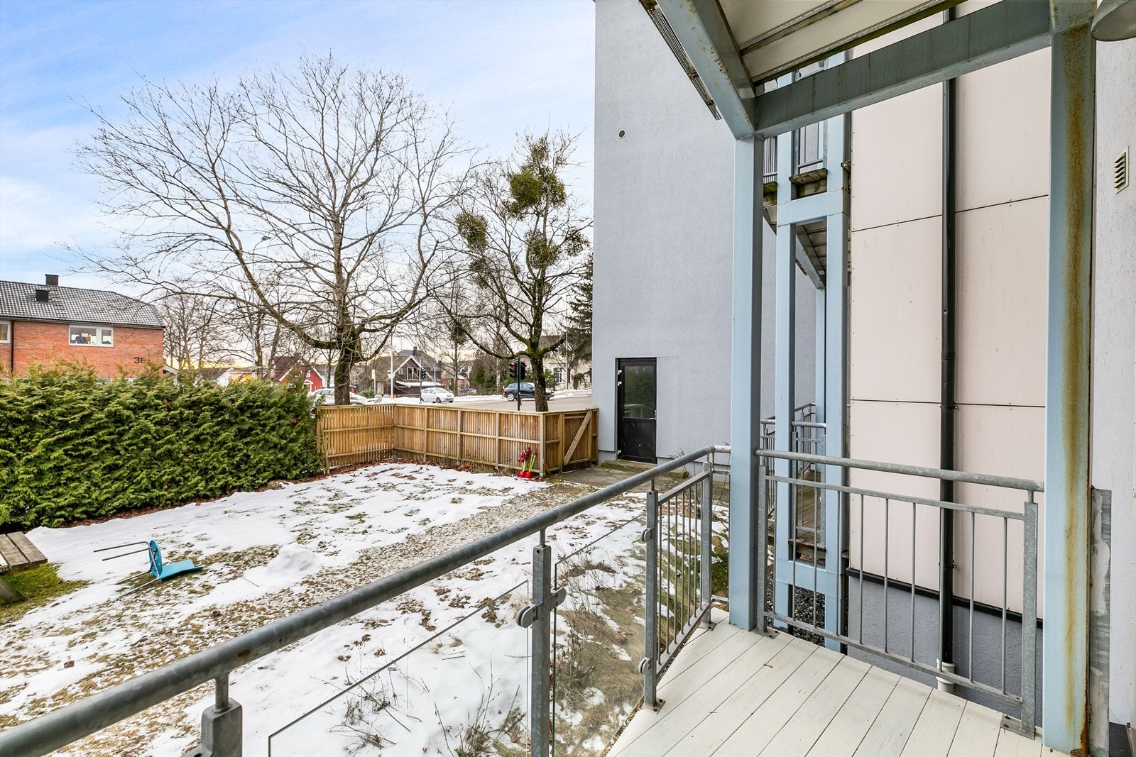 Balkongen er vendt mot syd og har gode solforhold store deler av dagen. Galleribilde